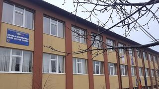 VIDEO Un elev de 12 ani și-a găsit sfârșitul în fața școlii. Își aștepta mama atunci când i s-a făcut rău și s-a prăbușit