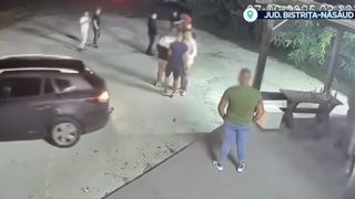 VIDEO Scene de groază în parcarea unui club din Bistrița. Cinci tineri au fost spulberați de un șofer beat