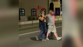 VIDEO Anchetă internă la Poliția Brașov după o intervenție controversată. Tânăr încătușat, lovit de un polițist