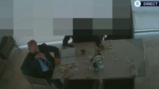 VIDEO Individul care s-a prefăcut că era șeful procurorilor europeni, prins &icirc;n flagrant c&acirc;nd cerea 60 000 de euro mită