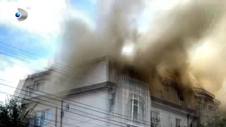 VIDEO Incendiu puternic la mansarda unui bloc din Constanța. Un bărbat a fost găsit inconștient