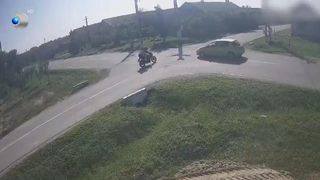 VIDEO Doi tineri din Timiș, la un pas de tragedie după o manevră periculoasă într-o intersecție nesemaforizată