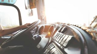 (P) Top 5 accesorii esențiale pentru confortul și siguranța șoferilor de camion