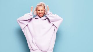 (P) 7 modele de hanorace damă must-have pentru sezonul rece