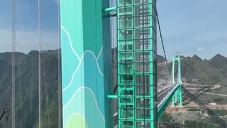 VIDEO China a inaugurat cel mai &icirc;nalt pod din lume