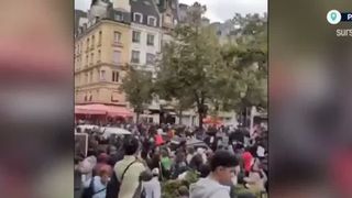 VIDEO Haos la deschiderea unui fast food din Paris! Sute de oameni s-au bătut pentru pui gratuit