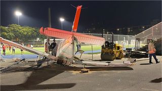 Avion prăbușit lângă terenul de sport al unui liceu. Ca prin minune, toți pasagerii au ieșit pe picioarele lor din aeronavă