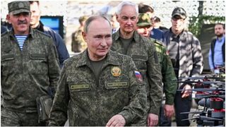 Vladimir Putin s-a &icirc;mbrăcat &icirc;n haine militare și a trecut la conducerea armatei ruse - FOTO