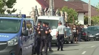 Rudele interlopului ucis în măcelul de la Craiova ajung la înmormântare direct din arest. Judecătorii le-au permis inculpaților să meargă la ceremonie, chiar dacă sunt reținuți pentru 30 de zile