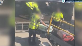 VIDEO Imagini revoltătoare pe Aeroportul Cluj: bagajele pasagerilor, aruncate de angajați