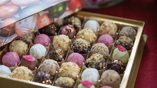 (P) Sărbătorește succesul echipei cu prăjituri livrate la birou