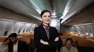 VIDEO „Frica de zbor este doar un concept”. Tainele meseriei de însoțitor de bord