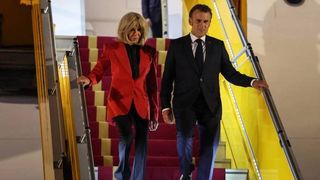 Președintele Macron prezintă "dovezi fotografice și științifice" în fața instanței pentru a demonstra că soția sa este femeie