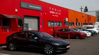 (P) Sărbătoare pentru fanii Tesla în România – Boom Car Service a adus în premieră Cybertruck la București