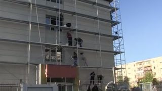 VIDEO Părinți și profesori din Arad, nevoiți să renoveze clasele școlii pe cont propriu în plin șantier de reabilitare termică