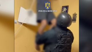 VIDEO Traficant de droguri, condamnat la închisoare, prins în Capitală după ce s-a ascuns în tavanul unei case