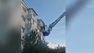 VIDEO Momente de panică pentru părinții unei fete de 11 ani. Au chemat pompierii, după ce copila nu răspundea la telefon