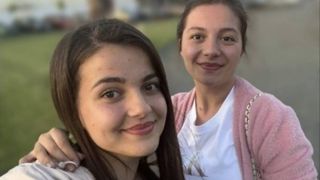 Iulia a murit la 20 de ani, după câteva zile de la decesul surorii sale, proaspăt măritată. Un accident teribil le-a adus sfârșitul