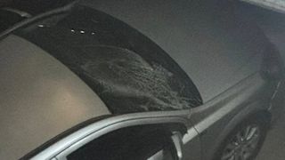 O fetiță de 3 ani a căzut de la etajul patru direct pe parbrizul unei mașini. Reacția incredibilă a proprietarului autoturismului: „Noi suntem șocați” 