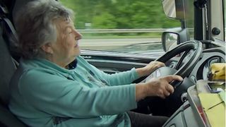 VIDEO Ea e bunica de 76 de ani, care conduce un camion de 40 de tone prin Europa: &rdquo;Pentru mine e o vacanță&rdquo;. O poveste de viață impresionantă 