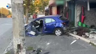 VIDEO Accident grav în București! Un șofer beat a lovit un refugiu și un gard