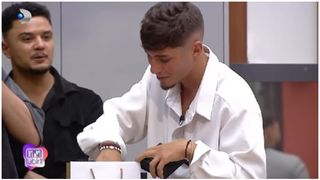 VIDEO Misterul cadoului primit de Dorobanțu! Andrei crede că Veronica i-a oferit "un cadou reciclat" care ar fi fost, de fapt, pentru el