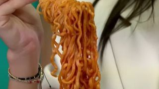 VIDEO Tăițeii la plic dau dependență. Preparatul care ascunde riscuri majore pentru sănătatea tinerilor