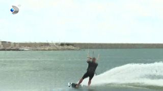 VIDEO „Simt o adrenalină pe care nu o pot descrie”. Pasionați de kitesurfing