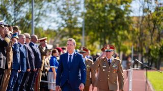 „Tinerii pot veni să facă armata patru luni. Vor fi plătiți”. Cum explică Ministrul Apărării necesitatea serviciului militar voluntar: „Avem o rezervă îmbătrânită”