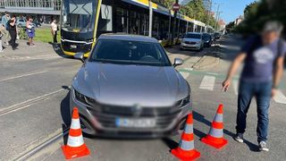 Mașină lovită de tramvai la Timișoara. Victima a ajuns de urgență la spital