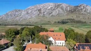 VIDEO Un conac din Apuseni atrage turiști din &icirc;ntreaga lume. Camerele sunt rezervate p&acirc;nă &icirc;n 2026. C&acirc;t costă o noapte de cazare