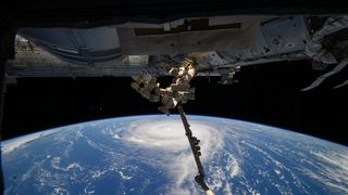 Imagini cu taifunul Ragasa văzut de pe Stația Spațială Internațională