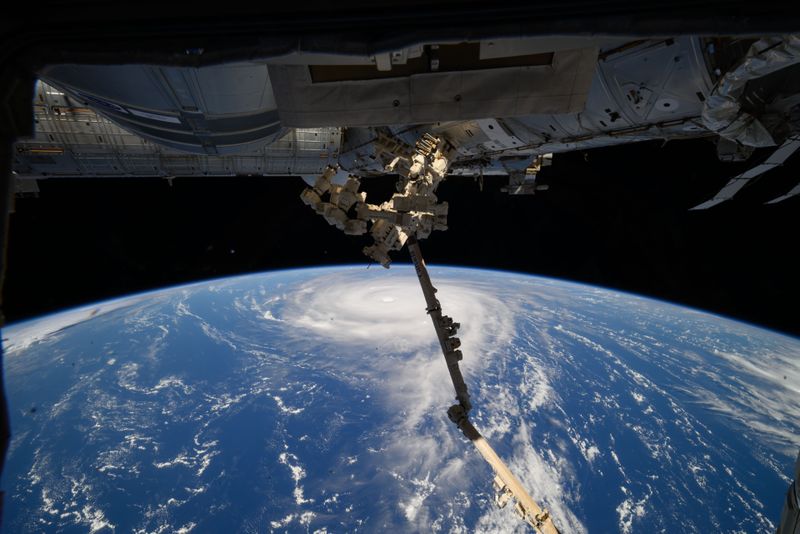 Imagini cu taifunul Ragasa văzut de pe Stația Spațială Internațională