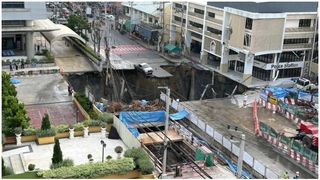 VIDEO O gaură masivă a apărut lângă un spital și a înghițit o mașină de poliție. Momente de panică în Bangkok