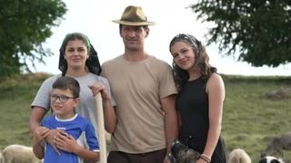 VIDEO „Nu ne trebuie nimic mai mult”. Dumi Ciobănița, lecție de viață la stână