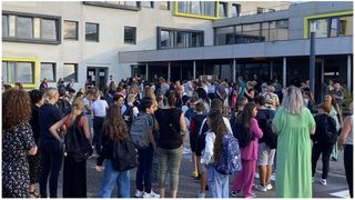 Profesoară de muzică, înjunghiată de un elev de 14 ani în timpul orelor. Ce a urmat după intervenția jandarmilor este și mai șocant