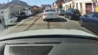 VIDEO Doi adolescenți, filmați în timp ce cad de pe o trotinetă electrică pe contrasens, în Oradea