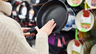 Gest uluitor într-un magazin din Roman! Vânzătoarea caută clienta pentru a-i înapoia banii: "Doamna care a cumpărat cratița, vă rog reveniți, pentru că mi-ați dat mai mult"