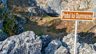 Podul lui Dumnezeu din județul Mehedinți: 3 legende care fascinează turiștii