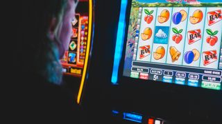 VIDEO Furios că a pierdut banii la păcănele, un bărbat din Craiova și-a vărsat nervii pe aparate. Momentul în care individul le-a distrus cu un topor