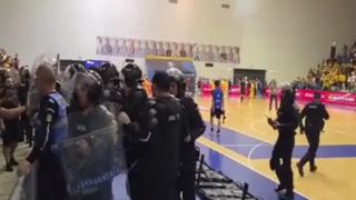 VIDEO Eroarea de pe tabelă a provocat scandal între suporteri. Violențe la meciul România - Ungaria de la Craiova