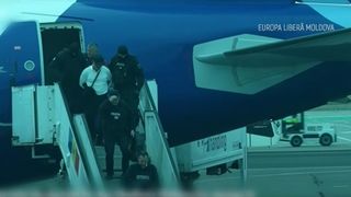 VIDEO Oligarhul Plahotniuc, adus încătușat în Republica Moldova cu trei zile înainte de alegerile parlamentare