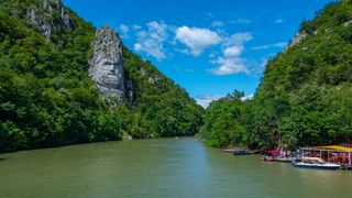 3 curiozități despre Chipul lui Decebal de la Cazanele Dunării – județul Mehedinți: Ce înălțime are, de fapt?