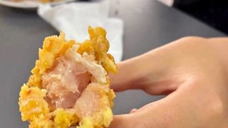 Elevii unui liceu din Oradea au primit la prânz carne de pui crudă! Situația a stârnit o amplă revoltă: "Mâncare alterată"