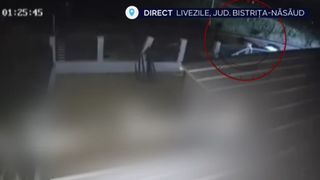 VIDEO Accident grav &icirc;n Bistrița, după ce un adolescent beat a fost lăsat să conducă. Momentul &icirc;n care a lovit un cap de pod și s-a răsturnat cu mașina