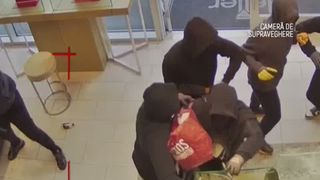 VIDEO Jaf spectaculos la un magazin din California. Peste 20 de hoți mascați au spart vitrinele și au fugit cu saci plini cu bijuterii