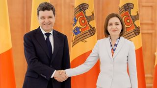 „Rezultatul va decide dacă aderăm la UE” Maia Sandu, susținută de Nicușor Dan, acuză Rusia că intervine cu toate forțele pentru a influența votul din Republica Moldova! Președinta țintește să adere la Uniunea Europeană