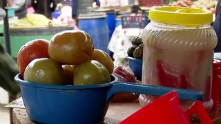 VIDEO &bdquo;Nu putem să renunțăm de tot&rdquo;. Inflația micșorează sacul cu gogonele