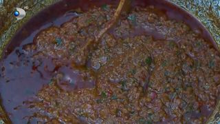 VIDEO &bdquo;Munca &icirc;n mijlocul naturii e mai ușoară dec&acirc;t gătitul &icirc;n apartament&rdquo;. Zacuscă din legume coapte &icirc;n aer liber