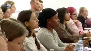 VIDEO Vin din Asia și Africa, dar studiază &icirc;n rom&acirc;nă